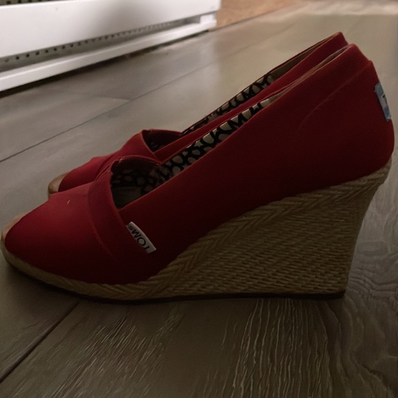 Tom’s Wedge Sandals Red - Picture 2 of 4